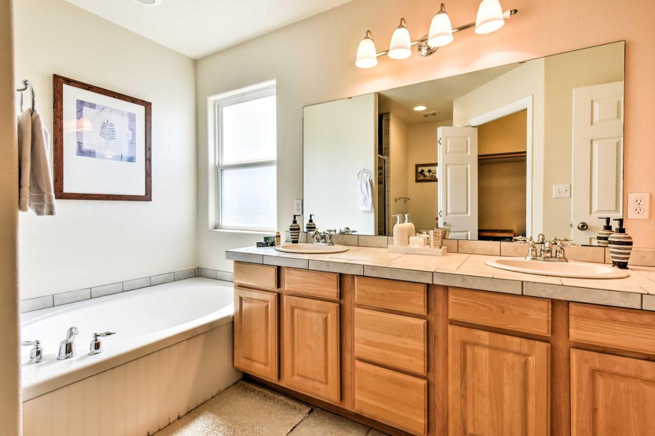 Waterfront Corpus Christi Townhome With Pool And Dock! エクステリア 写真